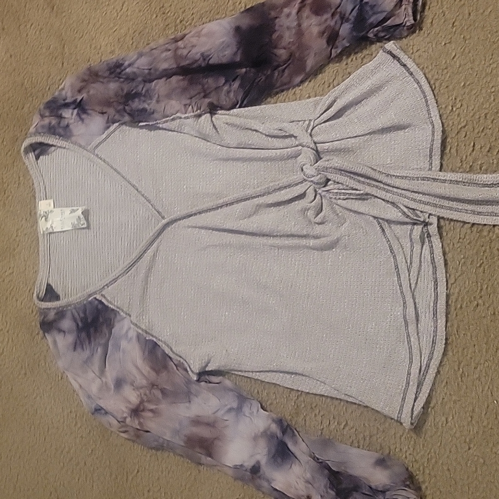 Size small tie front top tie dye sleeves